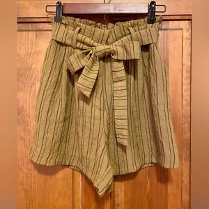 Paperbag waist shorts with detachable belt size 4 (runs small)